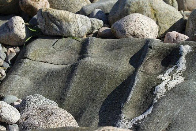 L'érosion de la pierre est également causée par le changement du débit du vent et de l'eau.