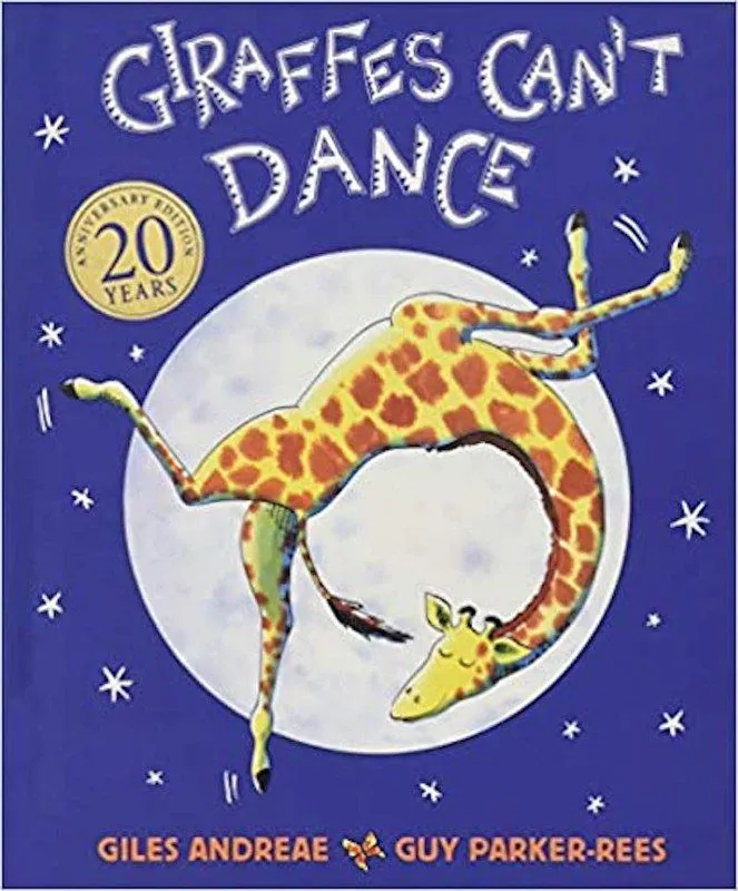 Obálka žirafy neumí tančit: usmívající se žirafa dělá salto vzad a přitom se usmívá. V pozadí je měsíc a noční obloha.