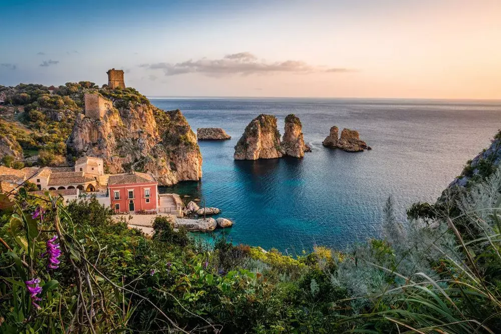 La costa de Italia es un destino vacacional pintoresco.