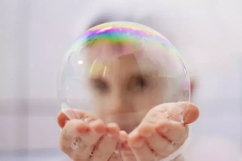 Barn leker med boble