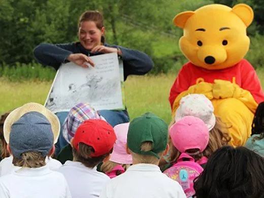 Winnie the Pooh på historiefortelling i Aldenham Country Park med barn 