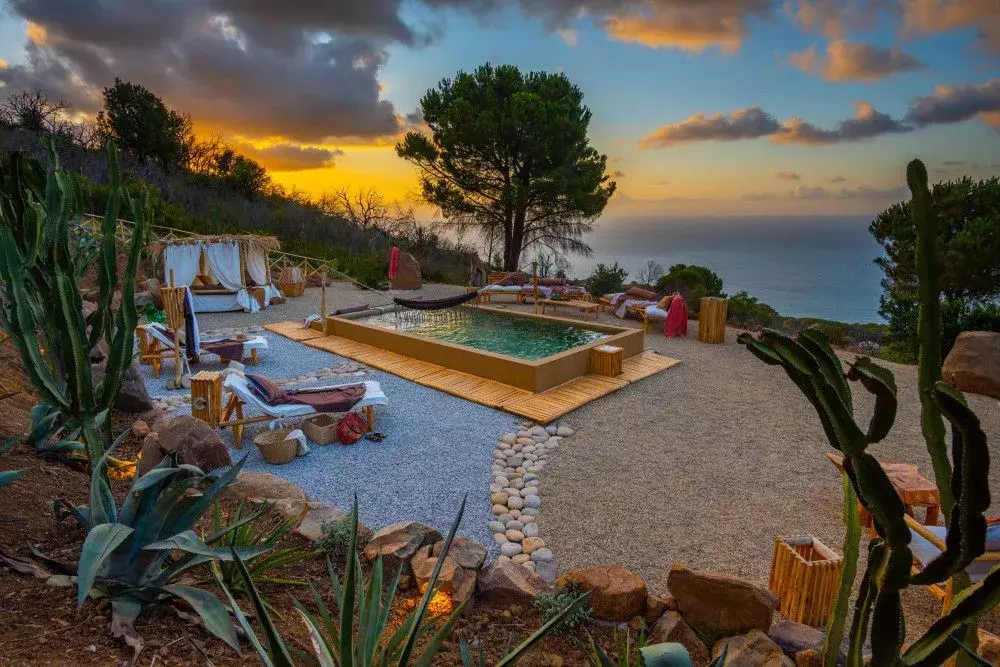 Χαλαρώστε στην πισίνα στο Terre di Bea και θαυμάστε τη θέα στον ωκεανό.