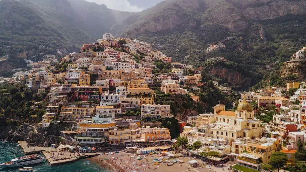 La costa de Amalfi es conocida por sus acantilados costeros llenos de casas.