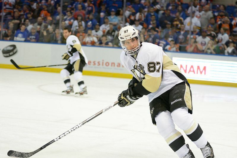 Sidney Crosby, a Pittsburgh Penguins NHL-meccsen játszik