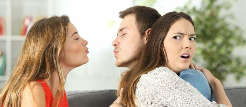 5 oznak, że flirt oznacza zdradę, gdy jesteś w związku