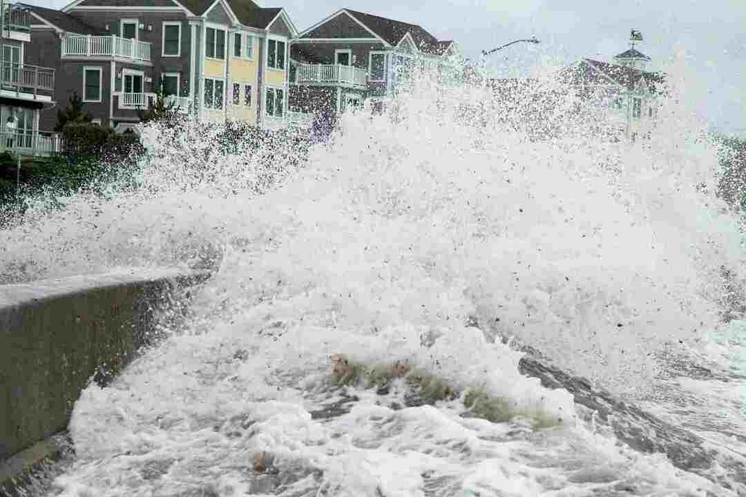 a vízszint rendellenes emelkedése viharos hullámokat okoz