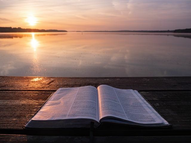 Bibelläsning ansågs vara det främsta sättet att främja läskunnighet i New England-kolonierna Rhode Island, New Hampshire och Massachusetts.