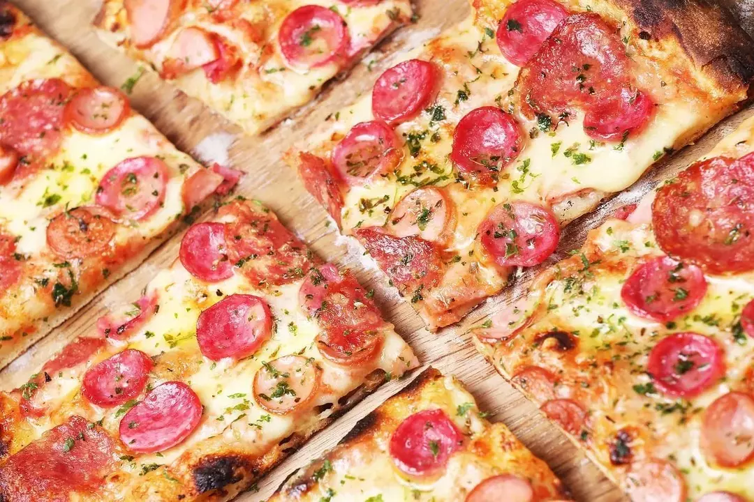 Не пропускайте да посетите местния месар, за да вземете наденица за пица в Националния ден на пица с колбаси.