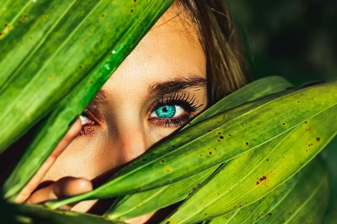 Czy ludzie o niebieskich oczach są bardziej wrażliwi na światło? Fajne fakty dotyczące niebieskich oczu