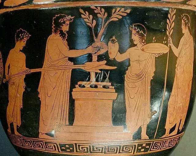 Крит, Кипър и Спарта произвеждат най-голям брой боядисани вази, които понякога се използват за държане на вино.