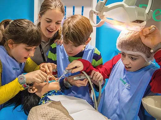 barn som leker tannleger på British Dental Association museum 
