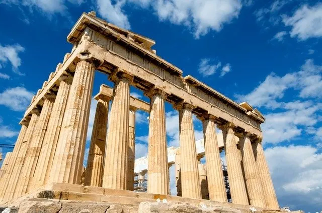 Parthenon, Athen, Hellas, på en solrik dag med blå himmel bak seg.