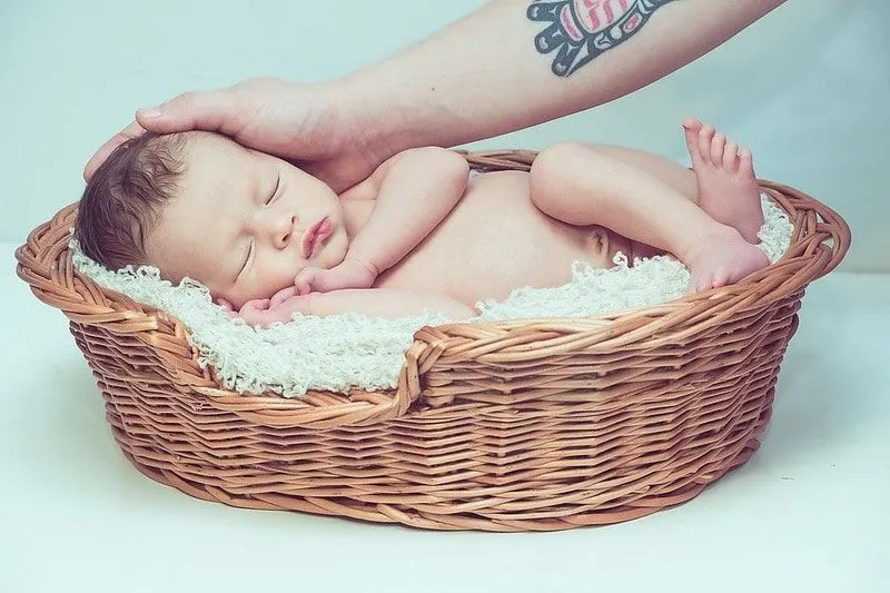 Бебе спи в плетена кошница