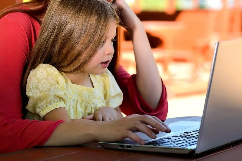 Foreldre og barn på datamaskinen