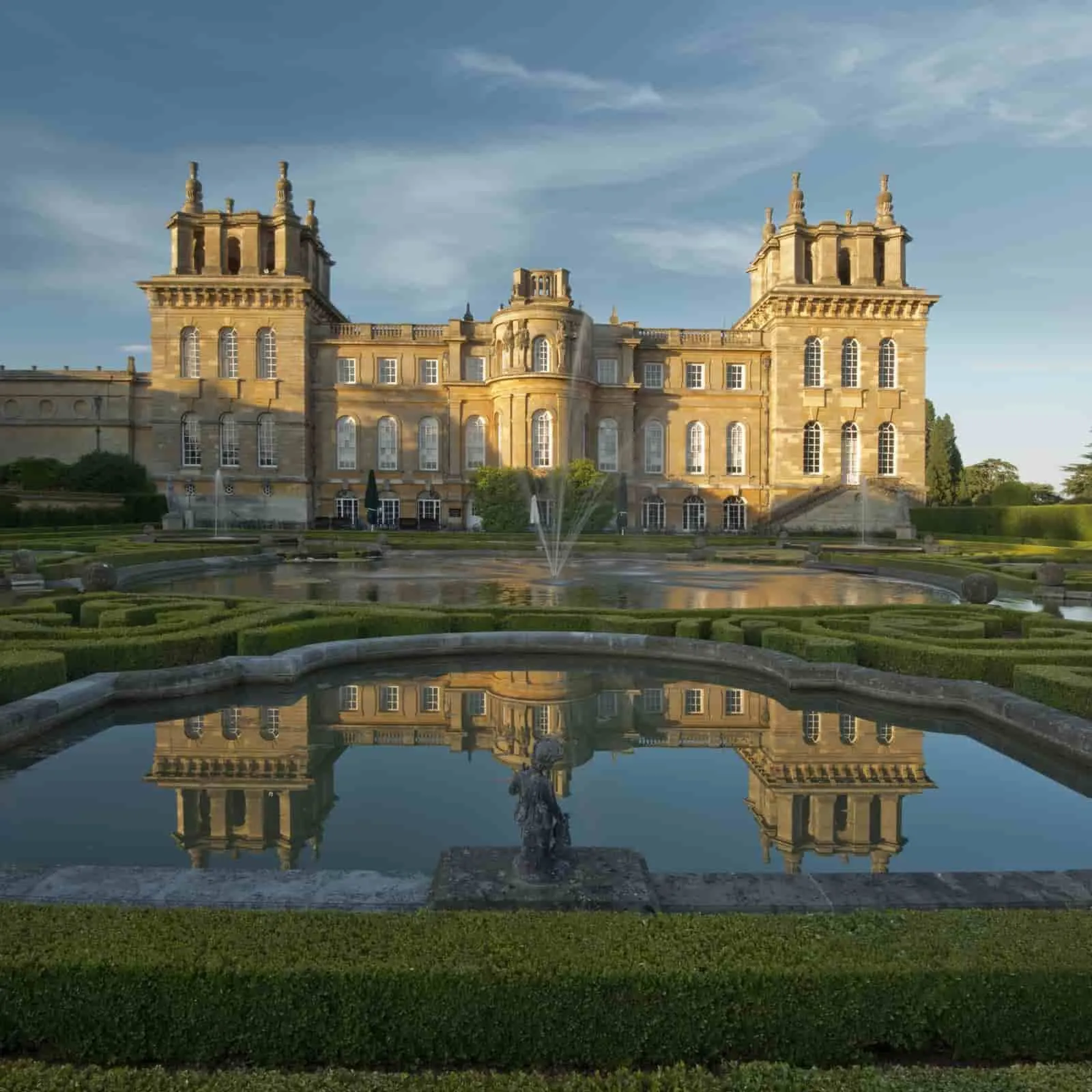 A Blenheim-palota, az egyetlen nem királyi palota Angliában, a kék égen.