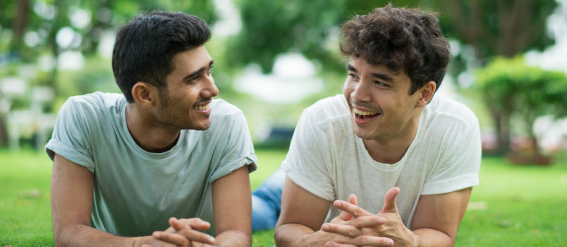 Gay par chattar om på gräs 