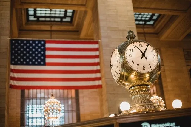 En vintage klokke og det amerikanske flagget.