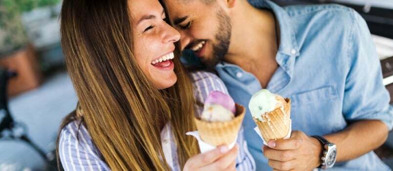Casal feliz namorando e tomando sorvete