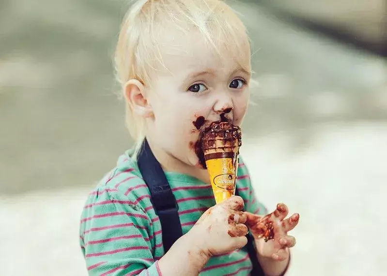 As crianças adoram se empanturrar de sorvete no dia.