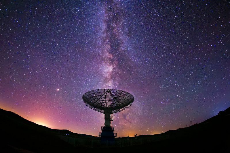 Radioteleskop og Melkeveien om natten
