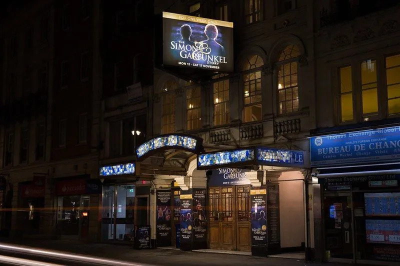 Kembridžo teatro išorė, skirta „The Simon & Garfunkel Story“ šou.