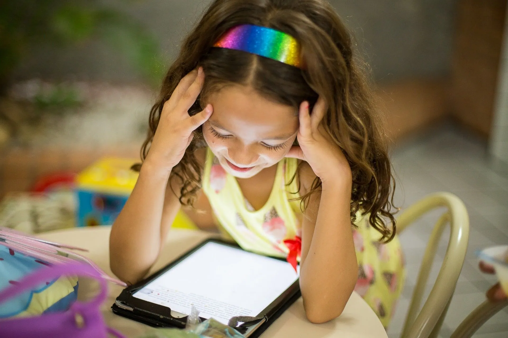 noor tüdruk, kes kasutab tahvelarvutit