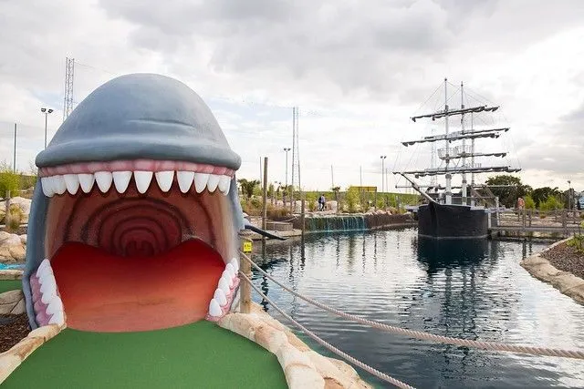 baleia e navio pirata divertido campo de golfe 