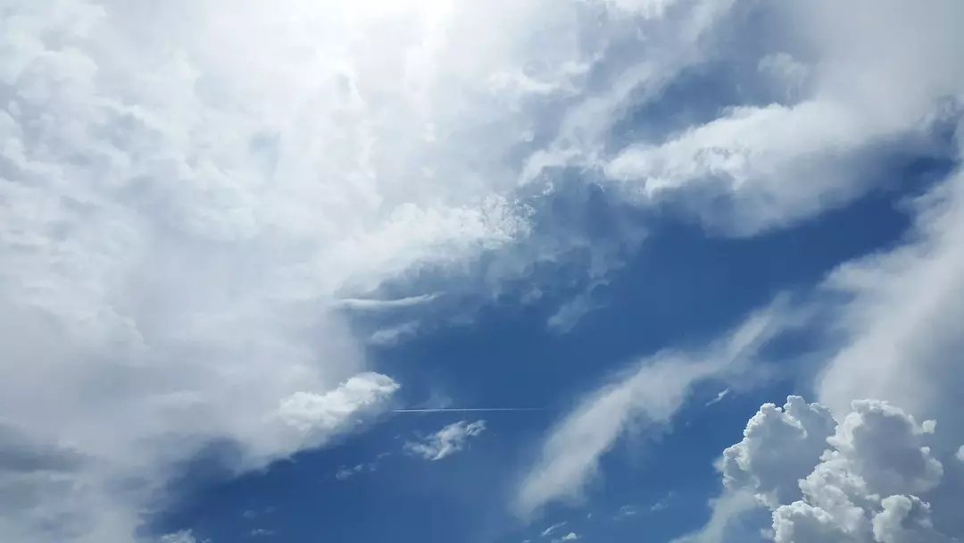 Kupovité mraky vypadají na obloze jako nadýchané bílé vaty.