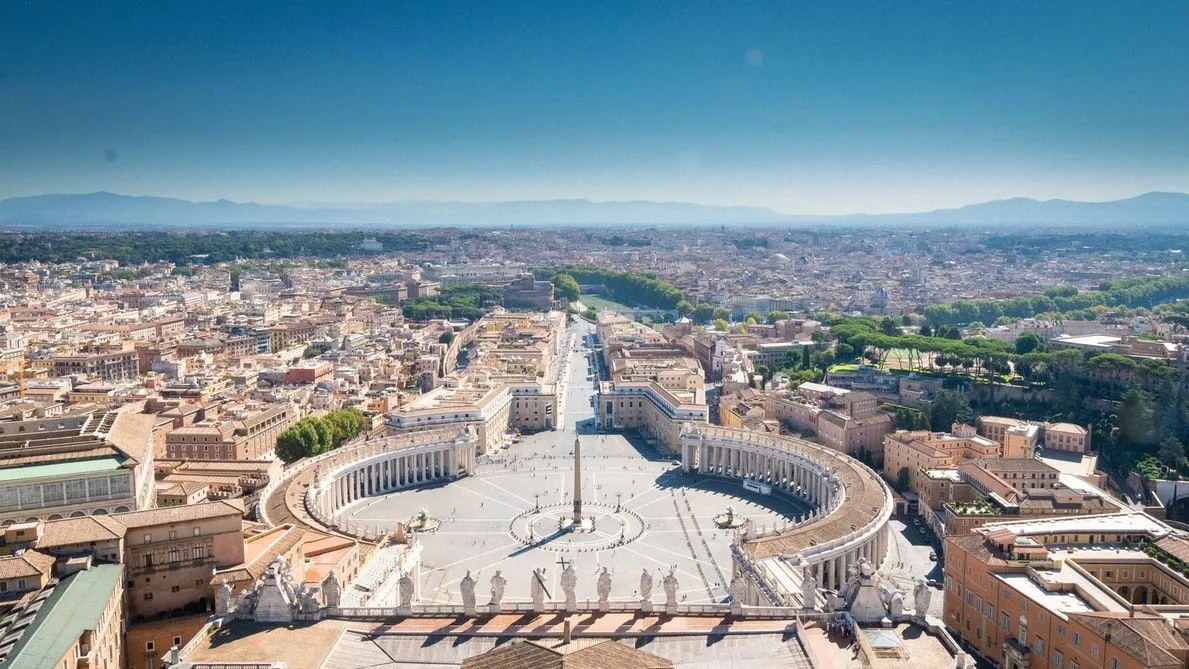 Le Pape vit dans la Cité du Vatican qui est un pays au sein de l'Italie.