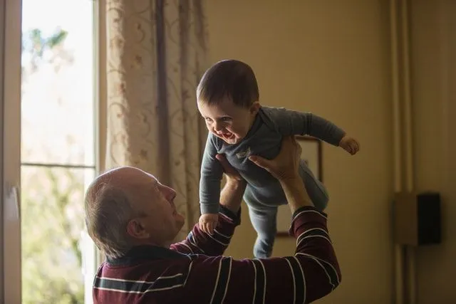 En bestefar deler et spesielt bånd med barnebarnet sitt.