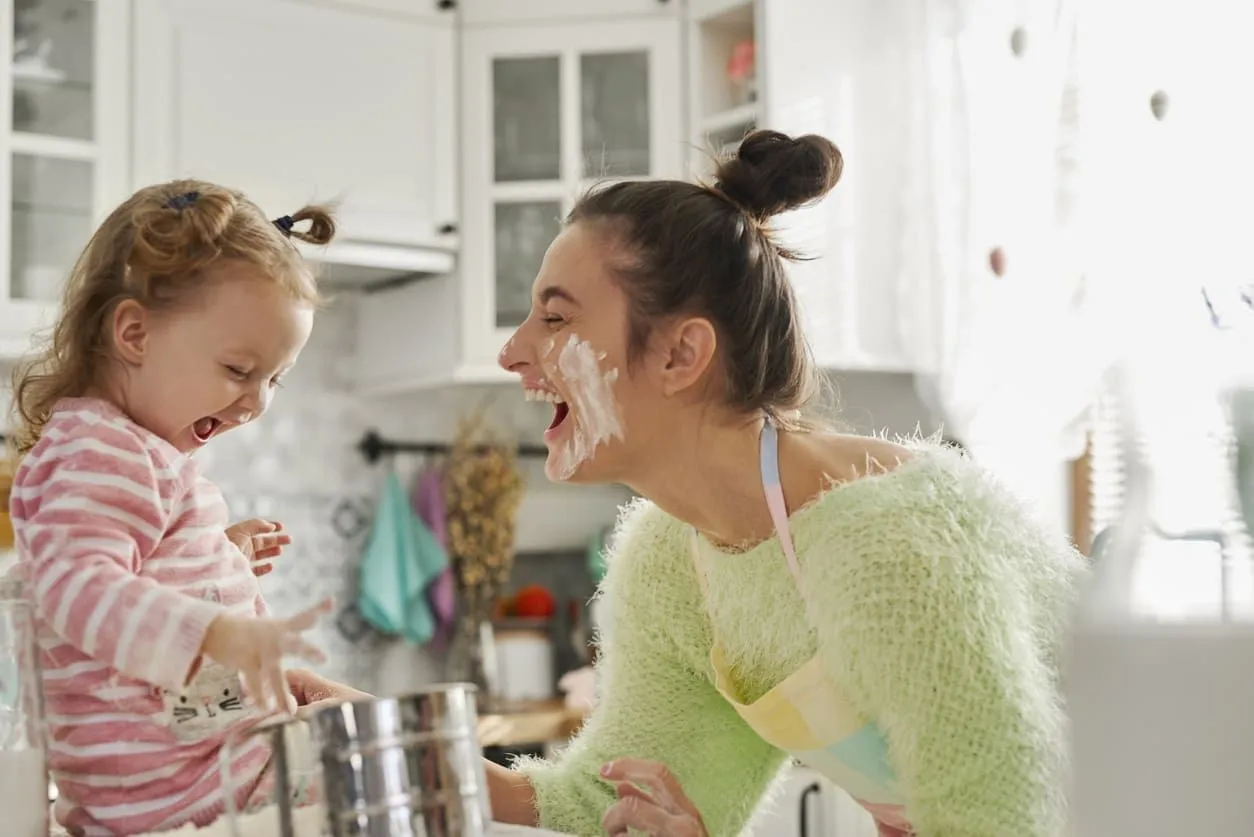 Kodėl gaminti maistą su vaikais yra smagu IR moko