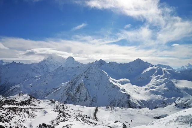 Elbrus 산은 세계에서 가장 높은 산 중 하나이며 코카서스 지역의 등산객과 관광객을 끌어들입니다.