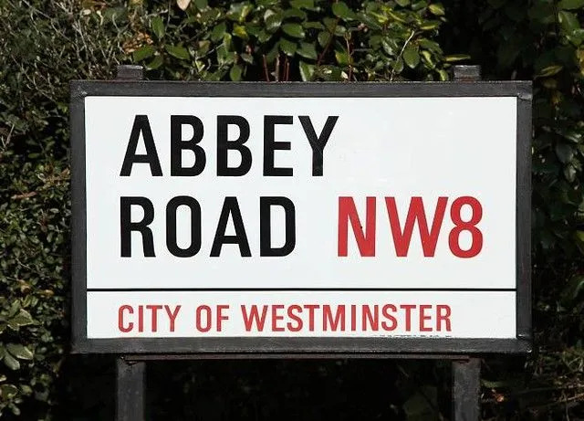 La señal de tráfico de Abbey Road NW8 en Londres. 