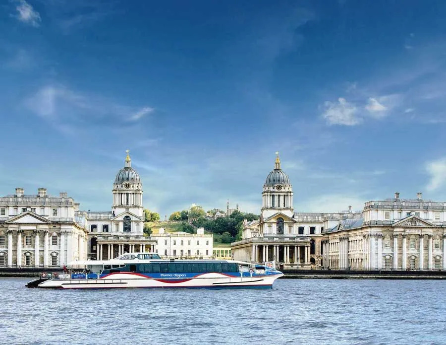 Thames Clipper båt på floden mot blå himmel.