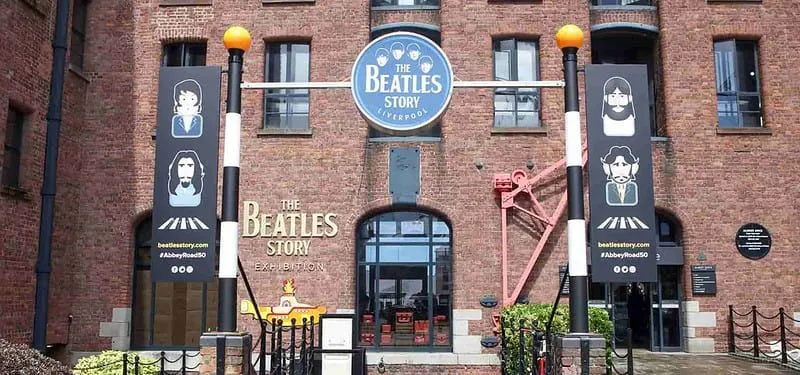Exterior do museu The Beatles Story em Liverpool com ilustrações da banda.