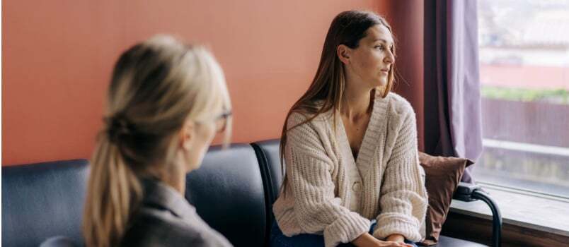 Trist frustrert kvinne tar til psykolog 