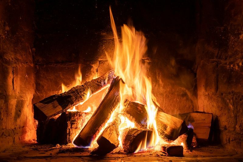 Faits sur les incendies Pourquoi avez-vous chaud debout devant une cheminée
