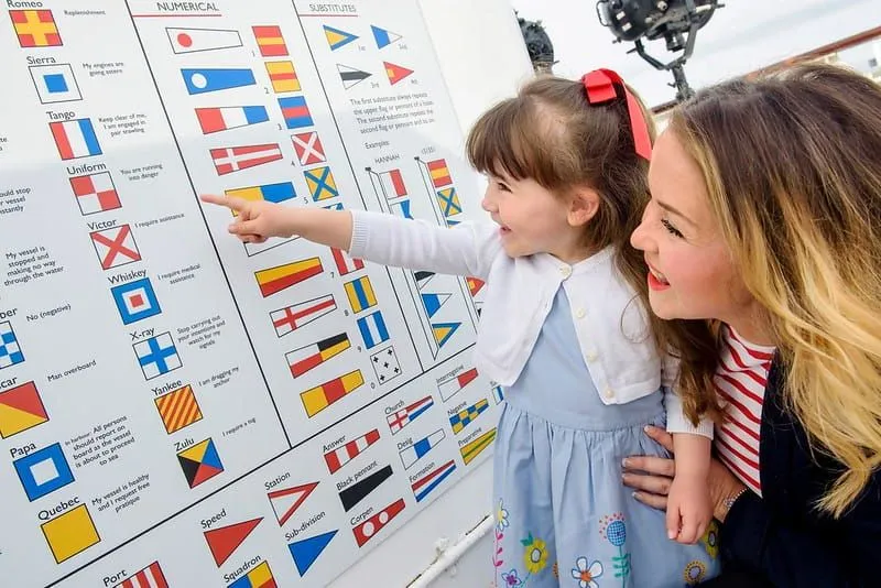 Royal Yacht Britannia에서 보트 표지판을 보고 있는 엄마와 딸.