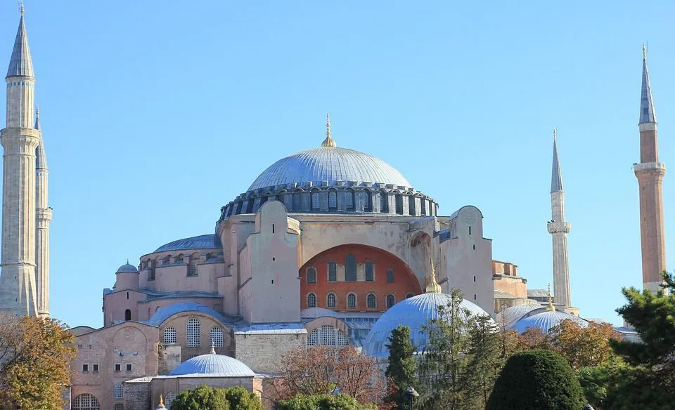 Otsige Hagia Sophiast nii kristlikku kui ka islami arhitektuuri.
