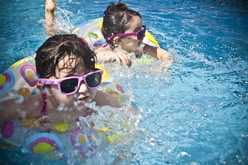 Håll en plaskdamm ren så att dina barn kan simma runt som dessa två små flickor i sina gummibåtar.