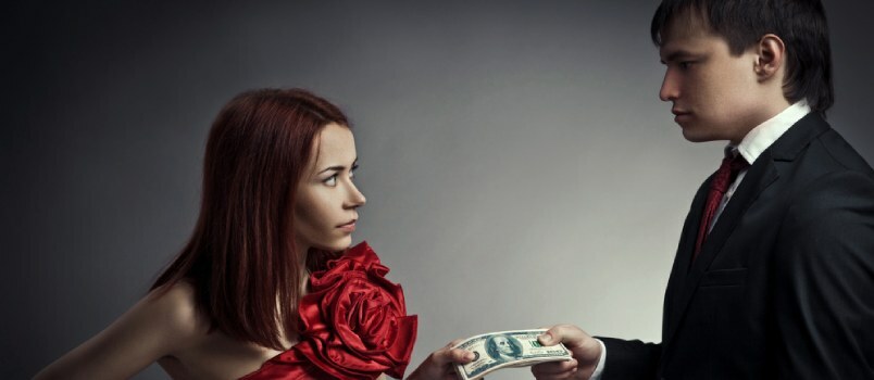 άνδρας και γυναίκα που κρατούν χρήματα