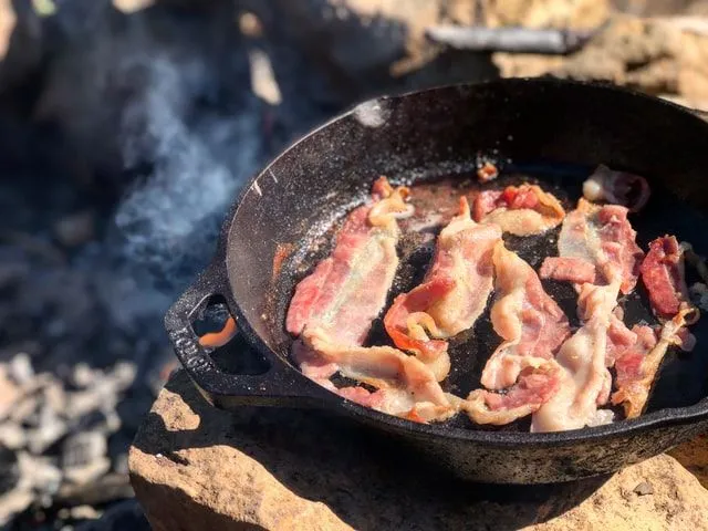 Selv om det vanligvis er svinekjøtt kan du få bacon laget av hvilket som helst dyr.
