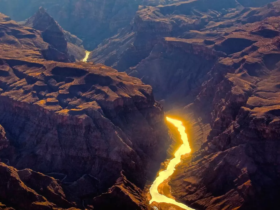 Moab Valley, Imperial Valley og Kawuneeche Valley er tre store landemerker langs Colorado River.
