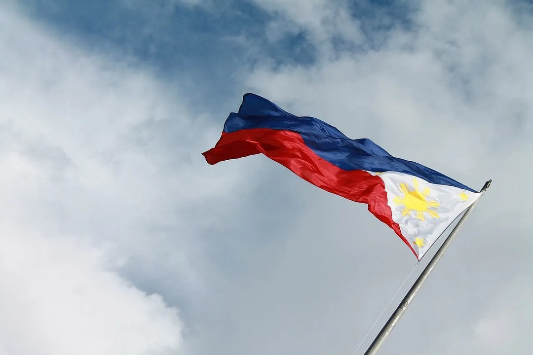 يتكون علم الفلبين بشكل أساسي من ثلاثة ألوان وكلها تمثل رمزًا لمعتقدات عامة الناس في البلاد.