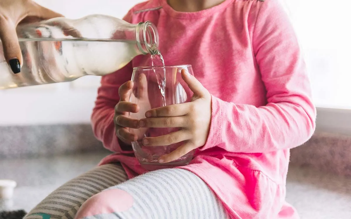 Mamma som heller vann i datterens glass - et eksempel på en væske for KS2-barn.