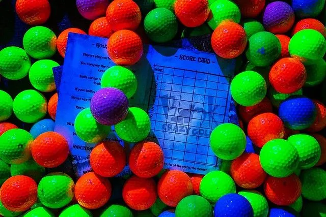 Fargesterk neongolfball på Plonk Crazy Golf