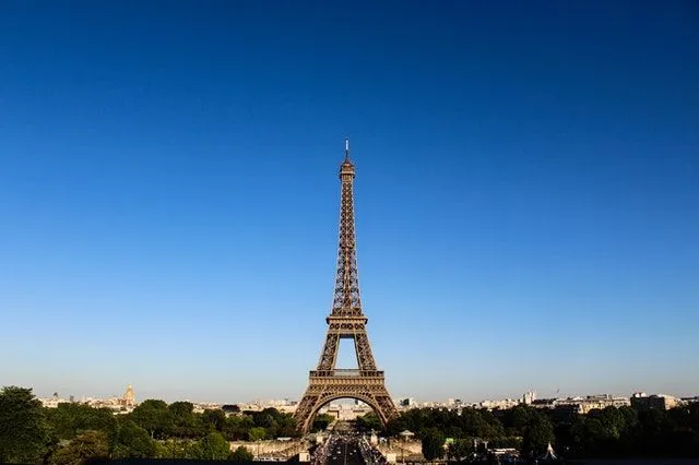 Eiffeltårnet er et av verdens syv underverker.