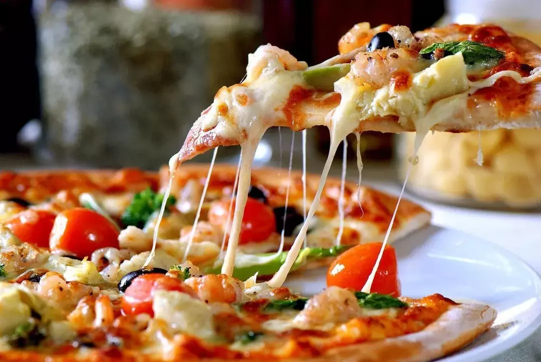 111 Pizzaernæringsfakta: Innhold, farer og andre nyttige trivia