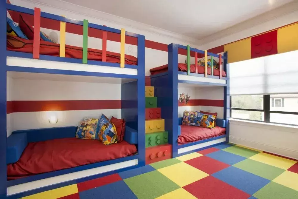 Construye unas vacaciones increíbles con esta habitación temática LEGO.