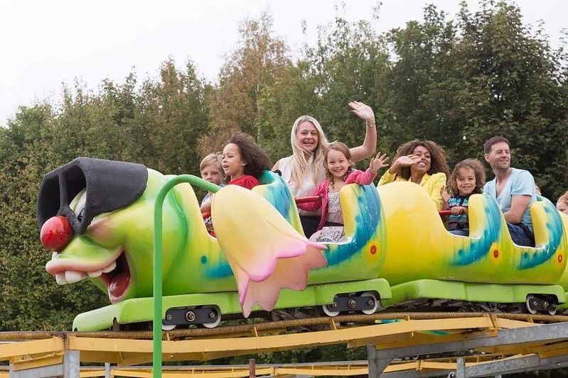 Roller coaster anak-anak Lightwater Valley Theme Park.